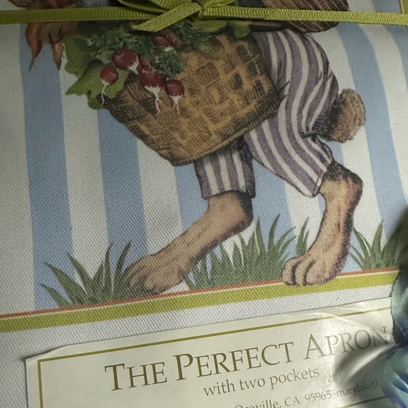 The Perfect Apron with Two Pockets Mary Lake Thompson - Picture 1 of 3